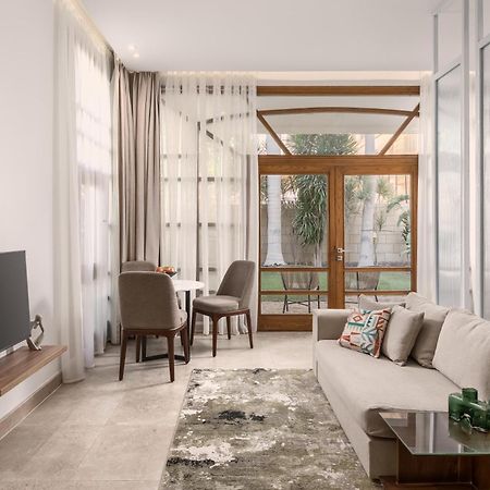 Livingville Nine Kaherah Luaran gambar