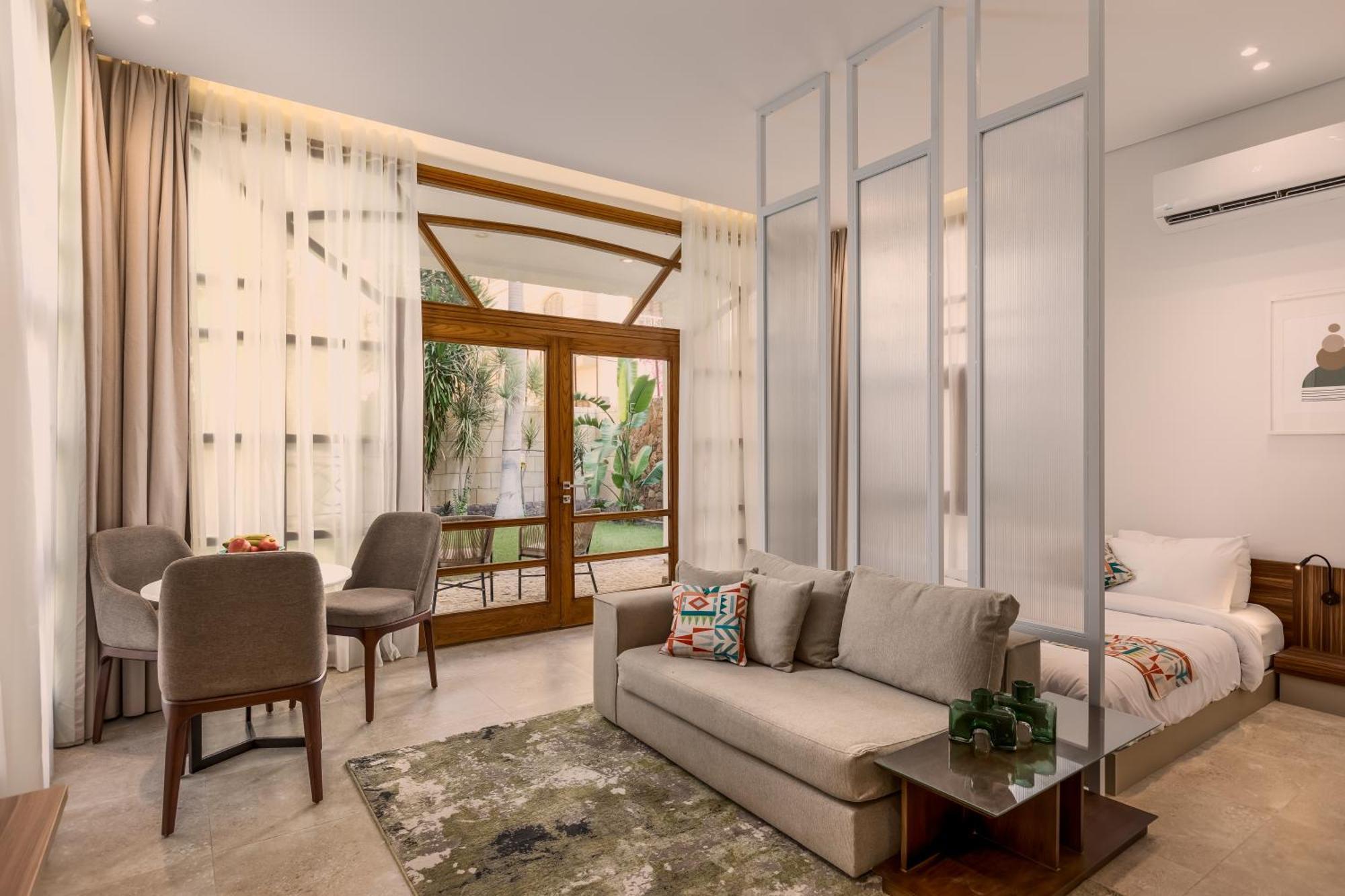 Livingville Nine Kaherah Luaran gambar