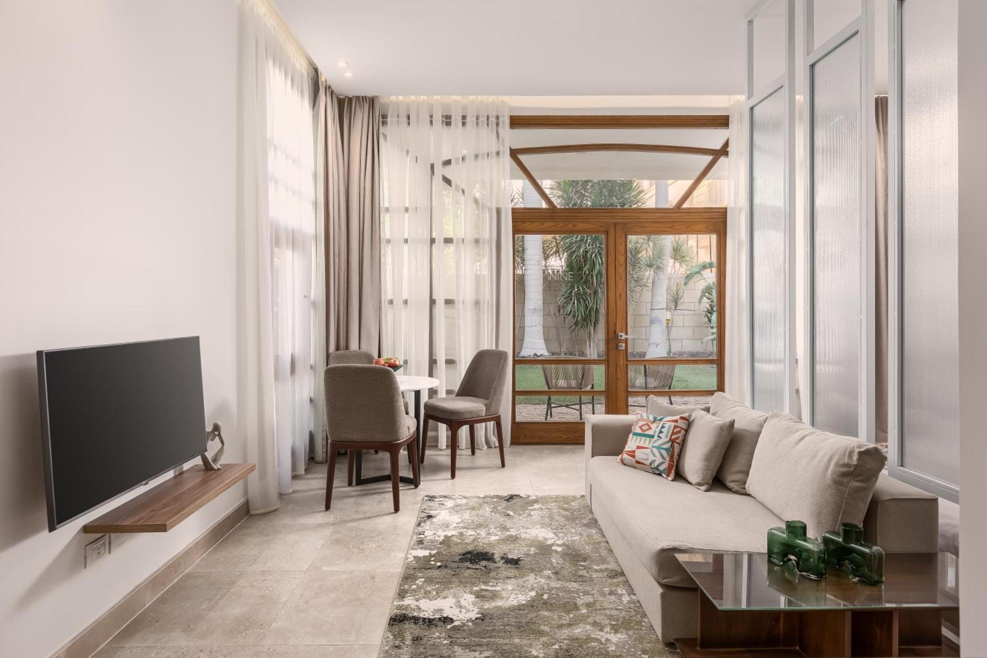 Livingville Nine Kaherah Luaran gambar