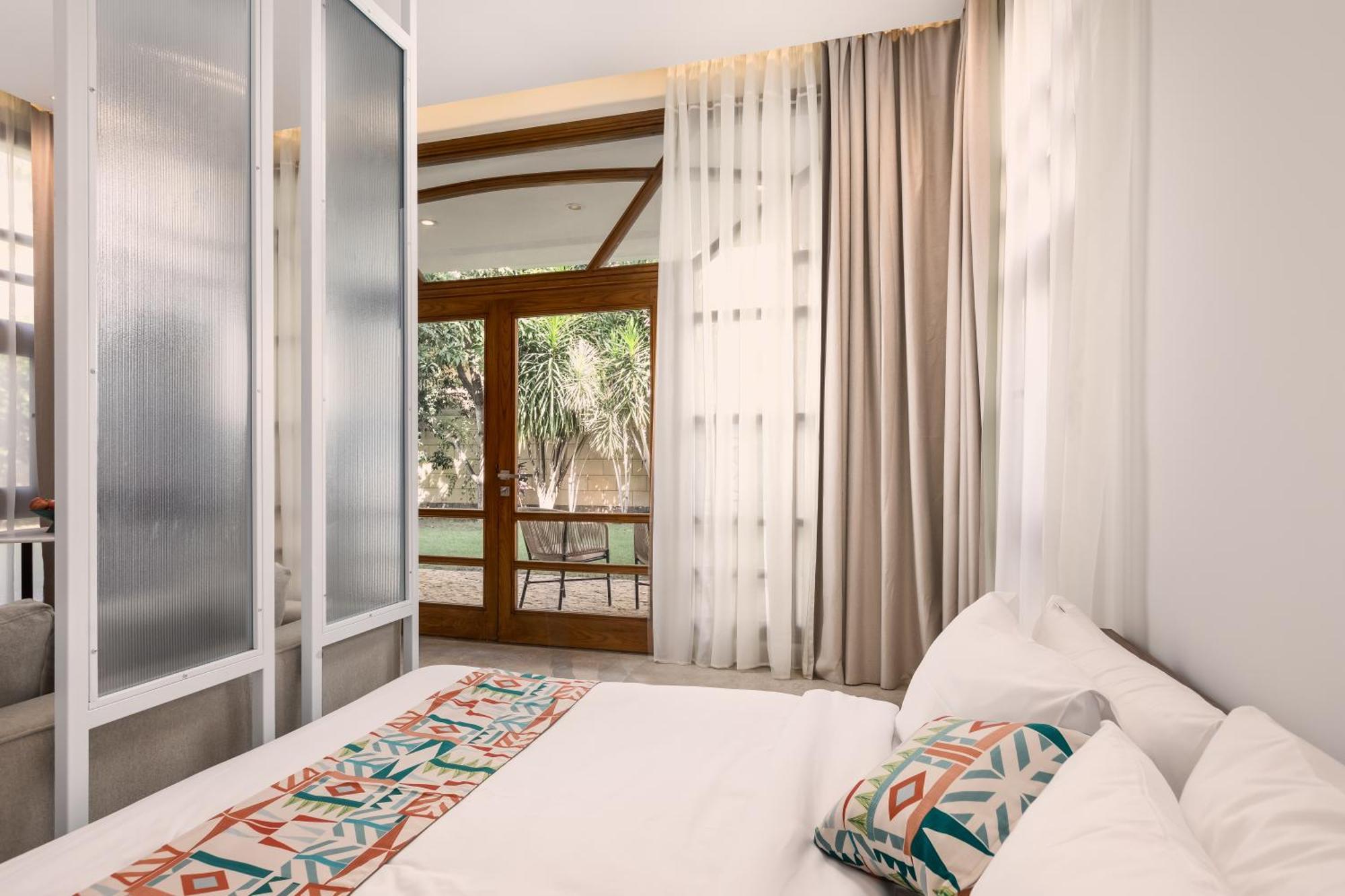 Livingville Nine Kaherah Luaran gambar