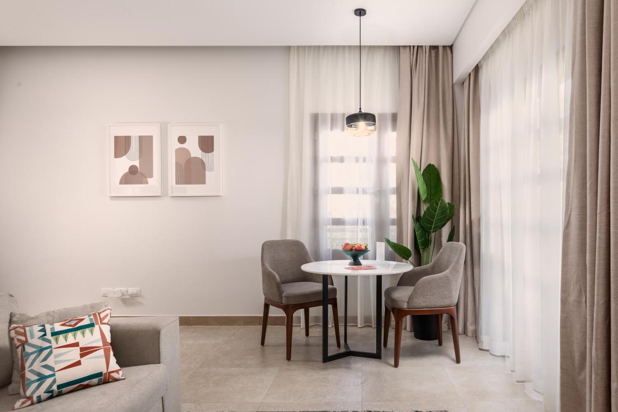 Livingville Nine Kaherah Luaran gambar