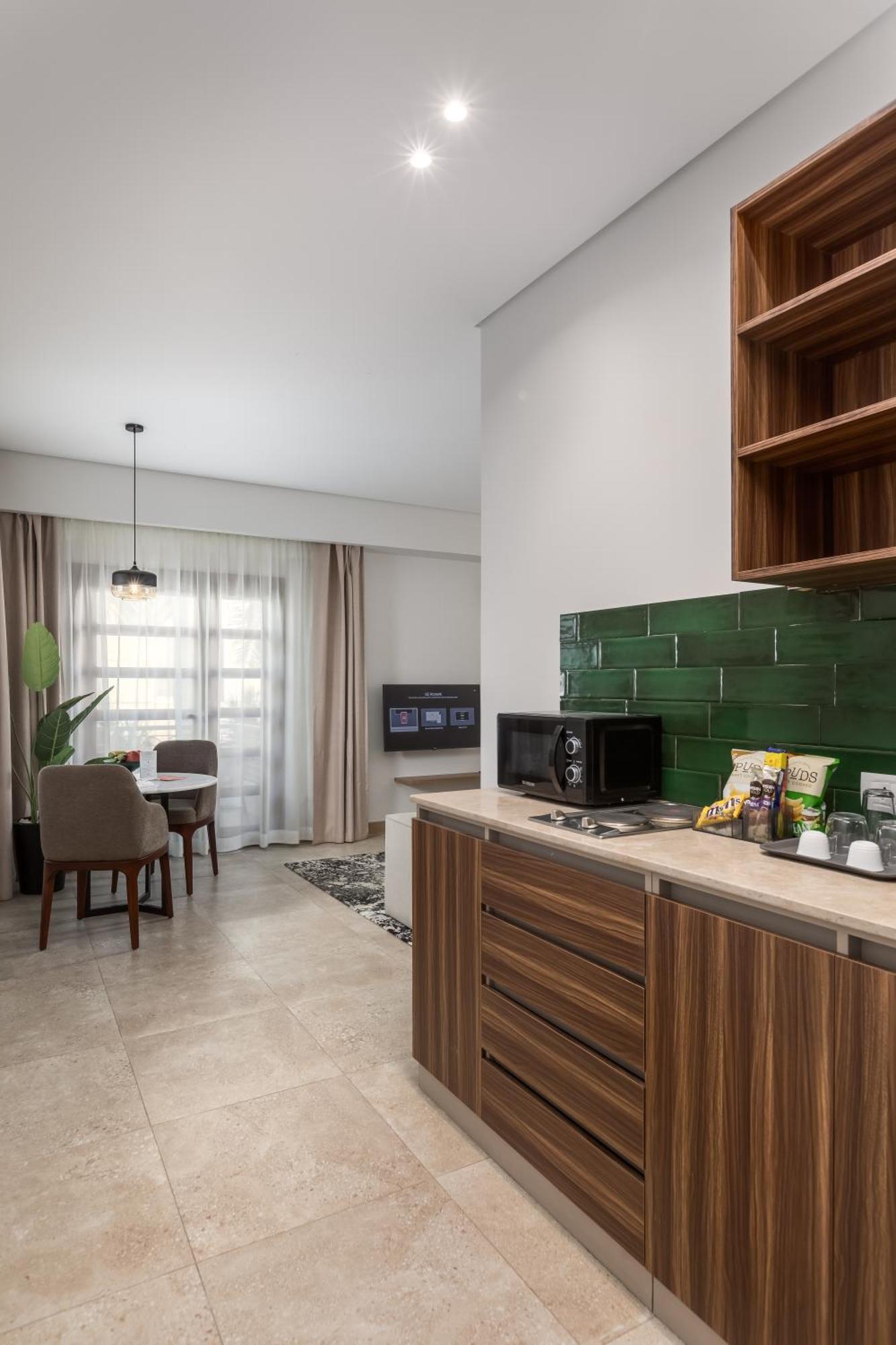 Livingville Nine Kaherah Luaran gambar