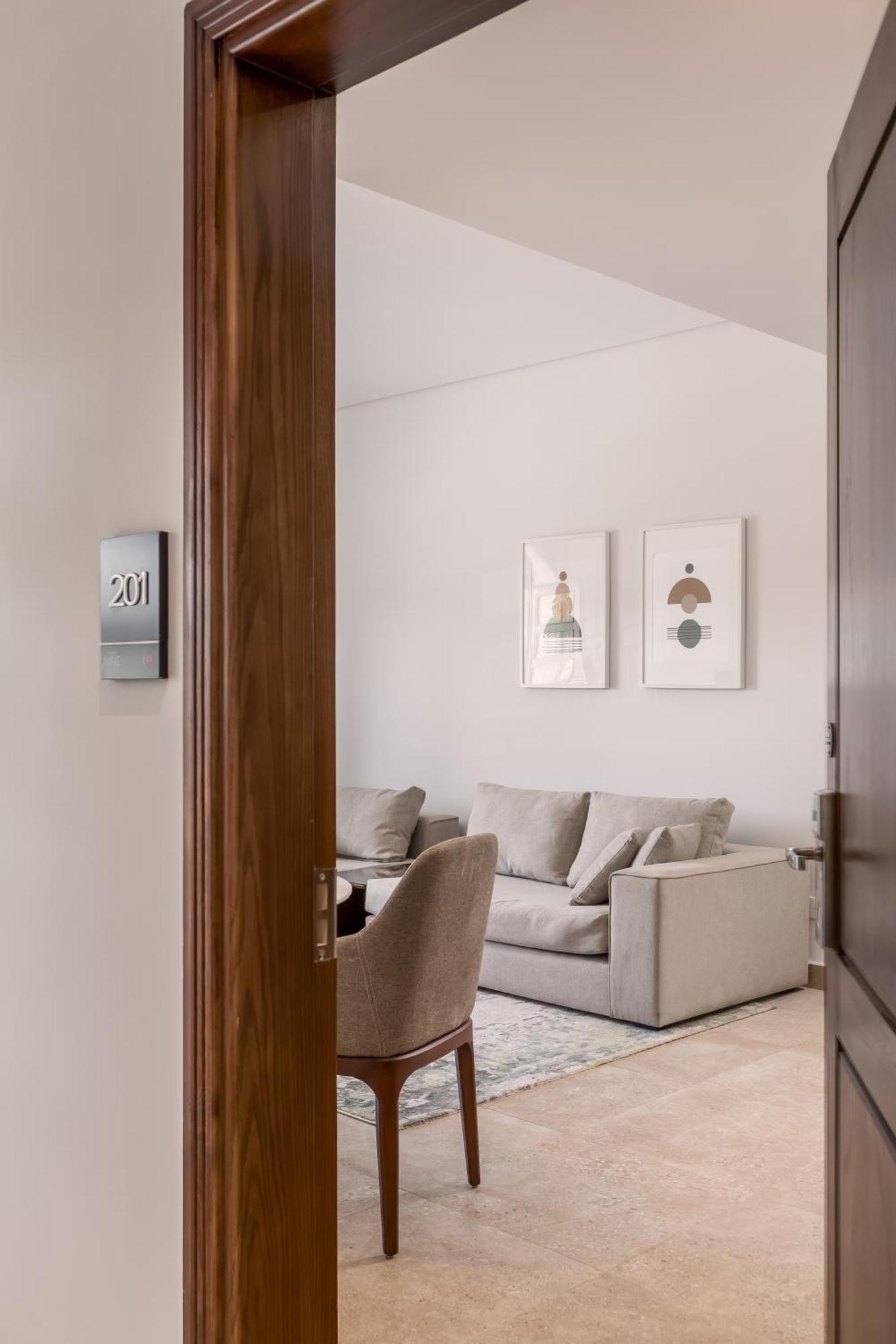 Livingville Nine Kaherah Luaran gambar
