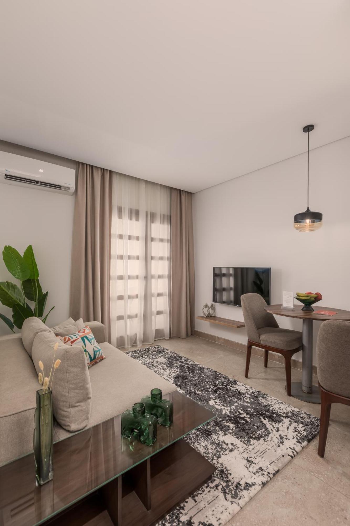 Livingville Nine Kaherah Luaran gambar